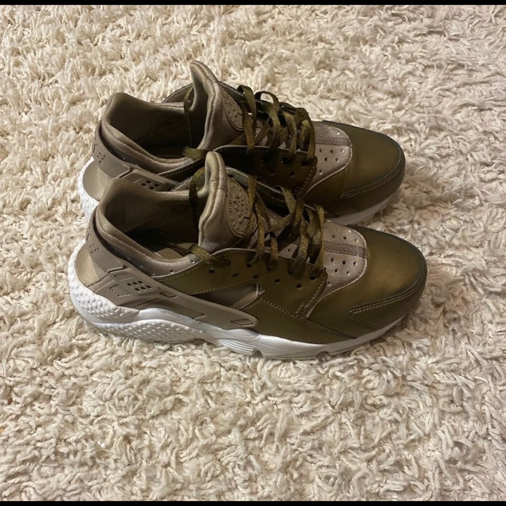 Women’s Nike Huaraches Size 8
